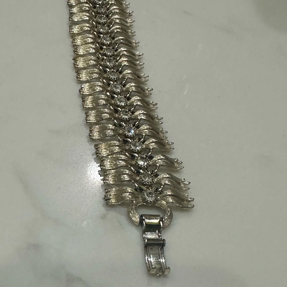 Vintage Lisner silver tone link bracelet/little this colorations due to age - Picture 3 of 9